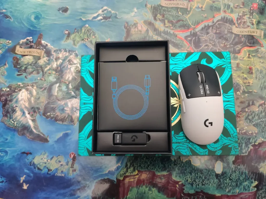 Continutul cutiei Logitech G Pro X2 Superstrike: mouse alb, cablu USB-A la USB-C si receiver LIGHTSPEED wireless