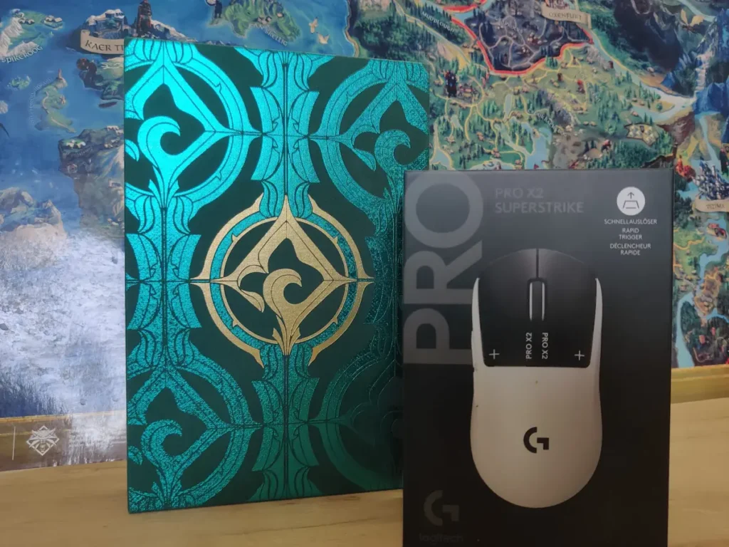 Cutia mouse-ului Logitech G Pro X2 Superstrike alb, cu designul produsului vizibil pe ambalaj, fotografiata pe un birou de gaming