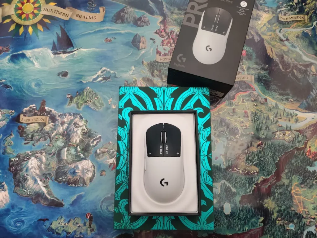 Logitech G Pro X2 Superstrike alb scos din ambalaj, vazut de sus, cu sistemul HITS vizibil pe click-urile principale