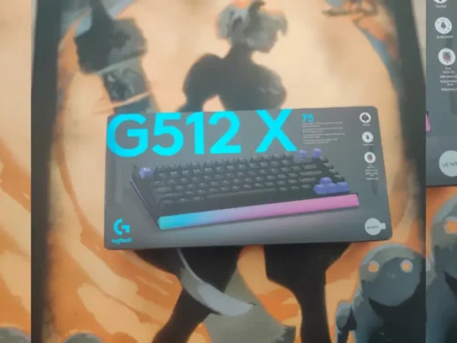 Cutia tastaturii gaming Logitech G512 X 75 fotografiata langa un tablou cu design artistic in nuante de portocaliu si gri
