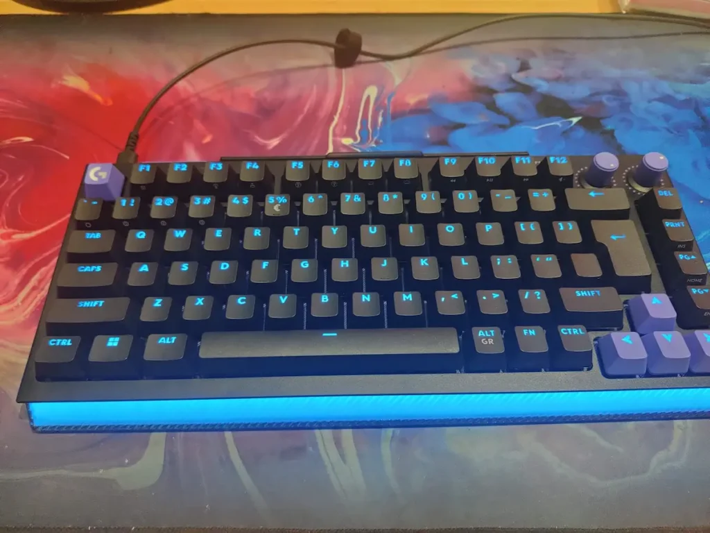 Tastatura Logitech G512 X 75 cu iluminare RGB albastra activa, taste si bara de jos luminate