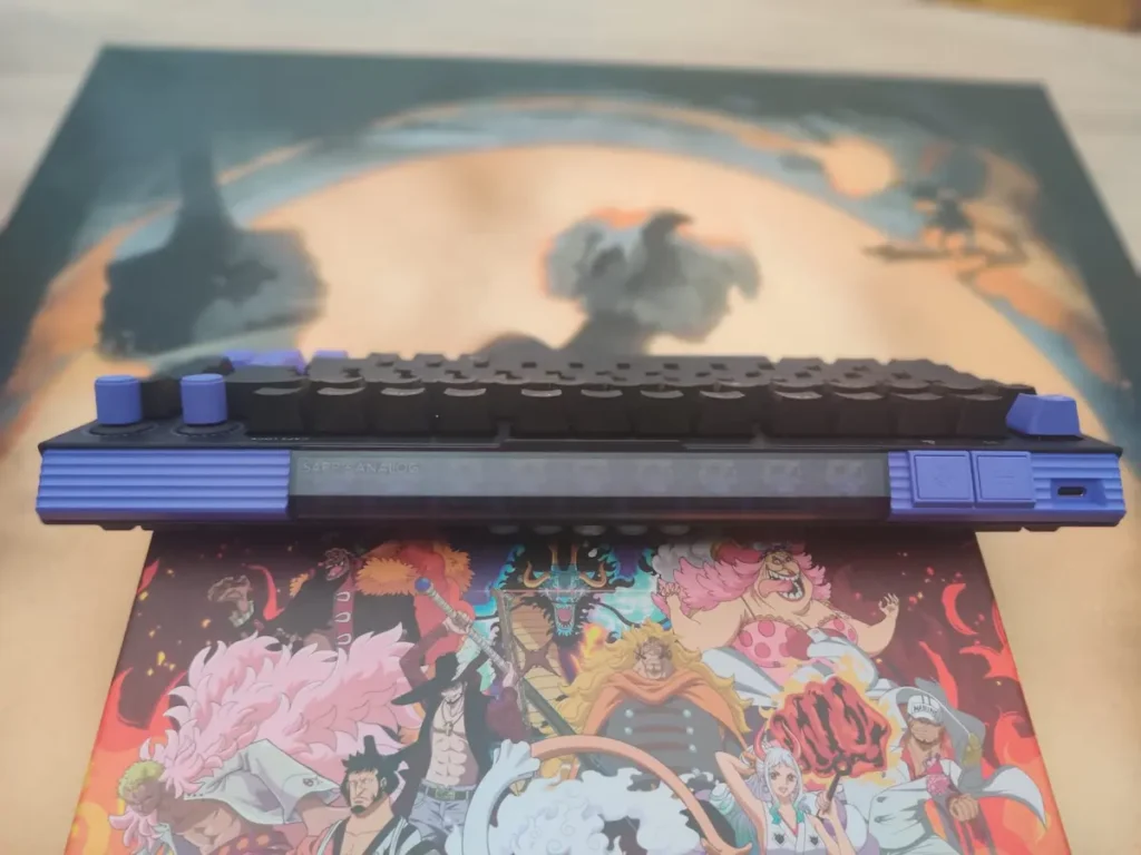 Vedere laterala a tastaturii Logitech G512 X 75 cu eticheta SAPP analog, doua butoane mov si port USB C