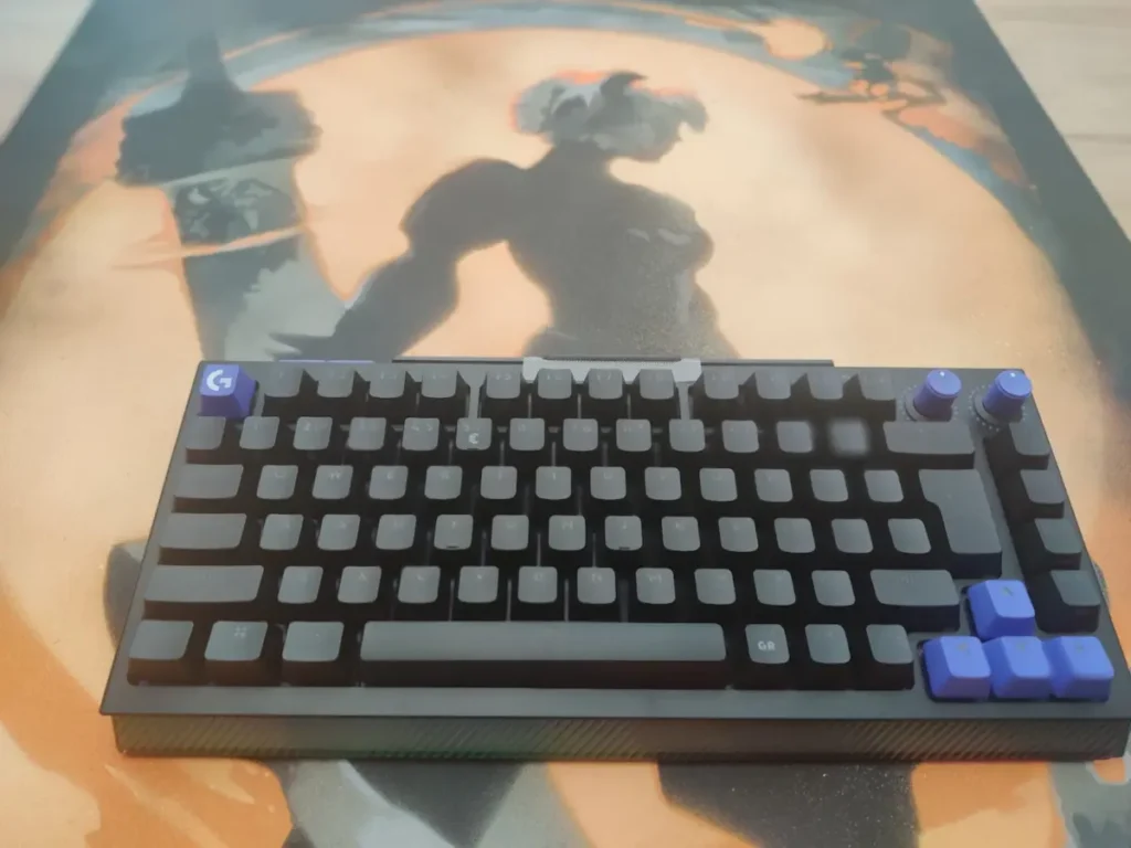 Vedere de sus a tastaturii Logitech G512 X 75 cu rotite programabile, tasta euro si taste sageti in nuante de mov