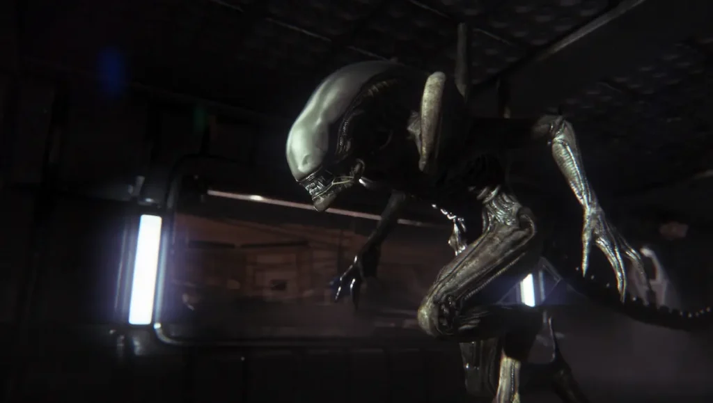 Xenomorful iese din întuneric pe un coridor slab luminat al stației spațiale Sevastopol, în Alien: Isolation