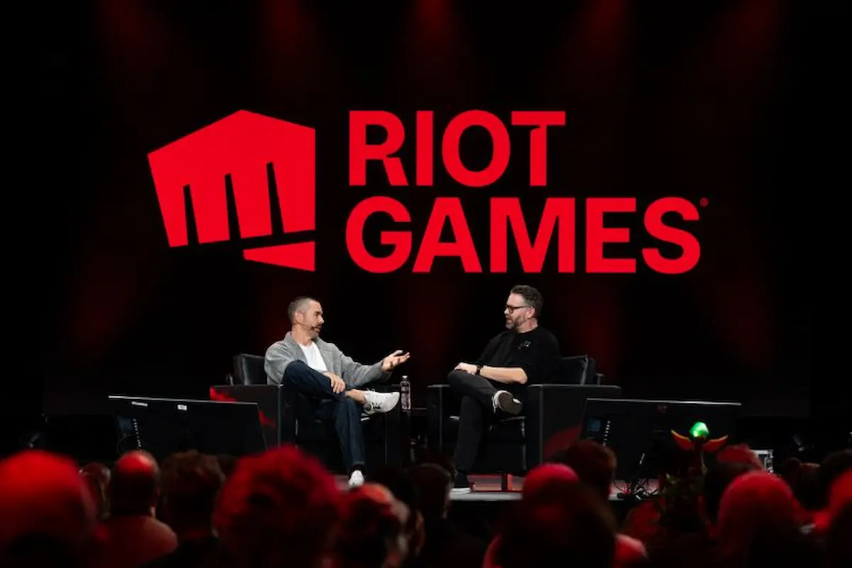 Marc Merrill vorbind pe scenă la PAX West 2026, în fața logo-ului Riot Games