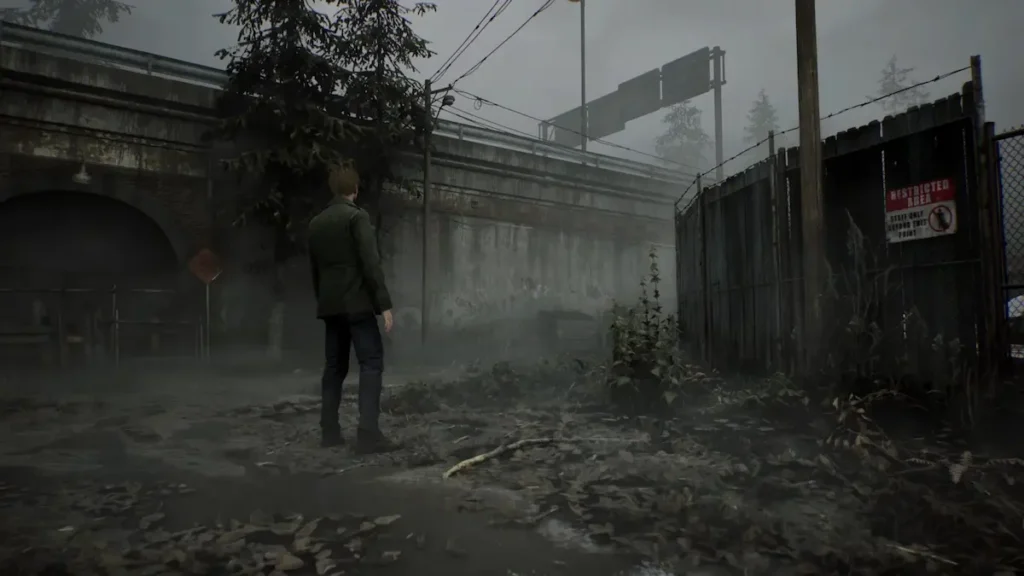 James Sunderland pe o stradă pustie din Silent Hill, acoperită de ceață densă, în Silent Hill 2 Remake