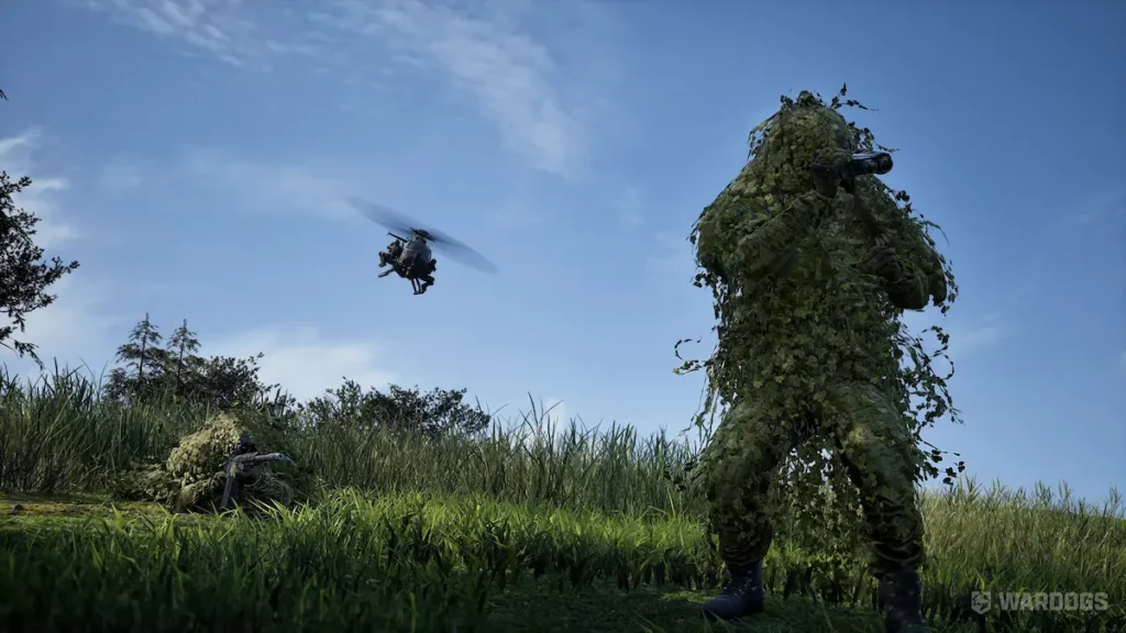 Doi lunetiști în ghillie suit reperând un elicopter MH-6 aflat în zbor deasupra lor, în Wardogs