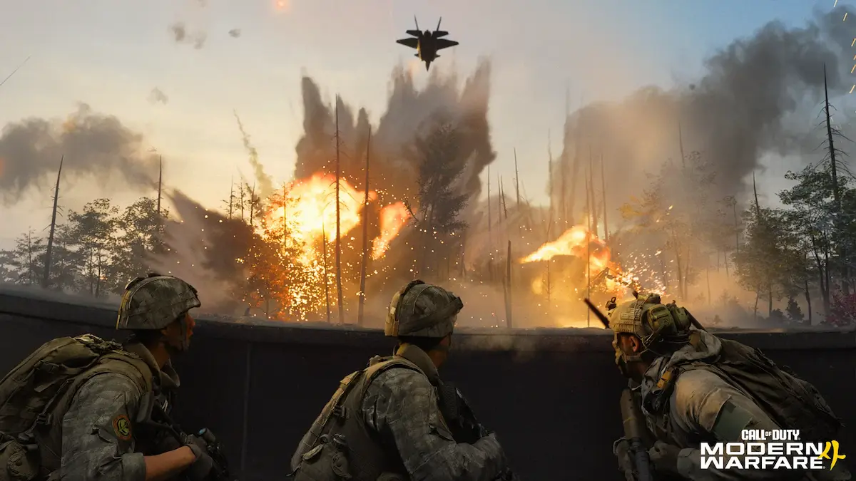 Trei soldați în echipament de camuflaj privesc o explozie uriașă, cu un avion de luptă deasupra, în Call of Duty Modern Warfare 4